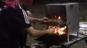 Kor ateşte yanmayı göze aldı, gözleri kapalı cağ kebap kesti