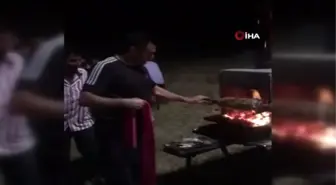 Kor ateşte yanmayı göze aldı, gözleri kapalı cağ kebap kesti