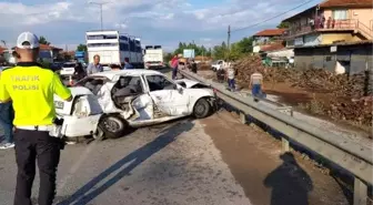 Kula'da kavşakta TIR otomobil ile çarpıştı: 1 ölü, 2 yaralı (2)