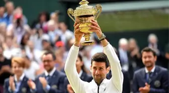 Wimbledon 2019 Tenis Turnuvası'nı Roger Federer'i 3-2 yenen Sırp raket Novak Djokovic kazandı