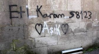 Tarihi medresenin duvarına yazı yazan gence para cezası