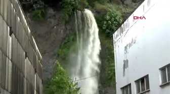 ZONGULDAK Sağanak yağmur nedeniyle bir evi su bastı, TIR su kanalına devrildi