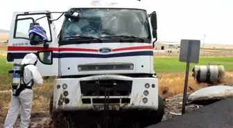 Asit yüklü tanker devrildi