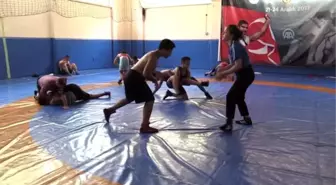 İkiz erkek kardeşiyle güreşerek başarıya ulaşıyor