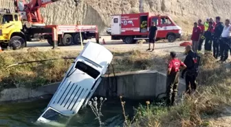 Otomobil sulama kanalına uçtu: 2 ölü