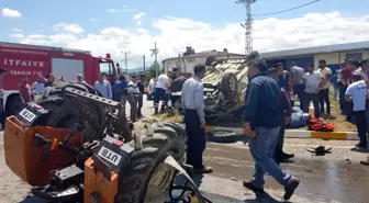 Traktör ile hafif ticari araç çarpıştı: 2'si çocuk 9 yaralı