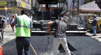 Yüksekova'da yol asfaltlanma çalışması