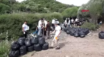 ÇANAKKALE Assos, kaçak göçmenlerden kalan çöplerden temizleniyor