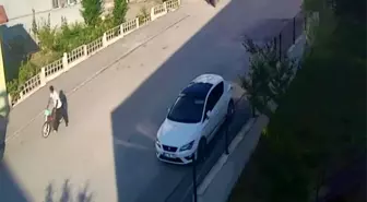 Motosiklet hırsızları güvenlik kamerasına yansıdı