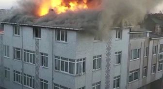 Ataşehir'de üç katlı apartmanın çatısı alev alev yandı