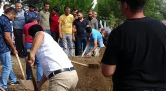 Aynı gün 6 aylık hamile eşi, anne ve babasını toprağa verdi