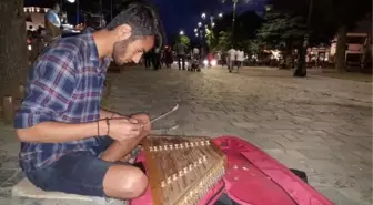 Diyarbakırlı üniversite öğrencisi 'santur' çalarak Balkanları geziyor