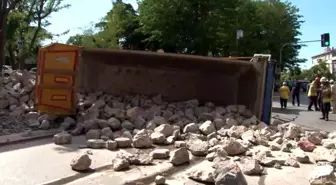 Üsküdar'da kasasına taş yüklenen hafriyat kamyonu yola devrildi.