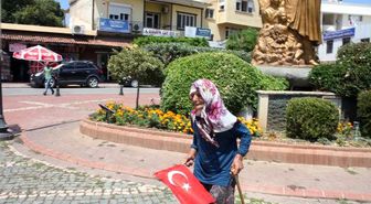 Yaşlı kadın, 'dolandırıldık' diyerek oturma eylemi yaptı