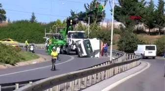 ATAŞEHİR'DE DEVRİLEN KAMYONET NEDENİYLE TRAFİK DURDU