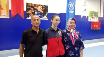 Masa tenisinde ilklere imza atan Özge Yılmaz'a tebrik ziyareti