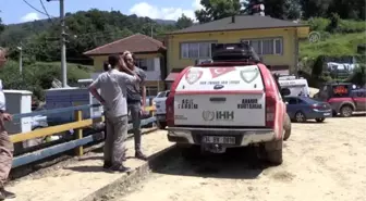 Kayıp eşi ve çocuklarından gelecek iyi haberi bekliyor