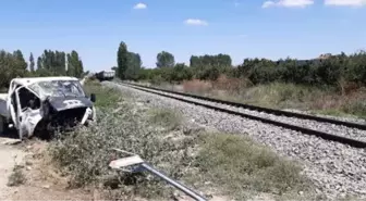 Yük treni hemzemin geçitte kamyonete çarptı: 1'i ağır 5 yaralı