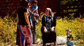 130 bin lirasını kaptırdığı müteahhidi boş arsada çay demleyerek protesto ediyor