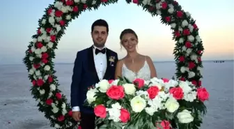 Tuz Gölü üzerinde nikah kıydılar