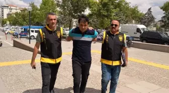 Birlikte yaşadığı kadını 10 yerinden bıçaklayıp ağır yaraladı