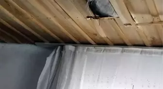 Uçaktan atıldığı tahmin edilen buz kütlesi evin çatısını delerek odanın içine düştü