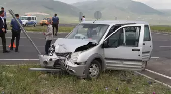 Ardahan'da kamyonet ile otomobil çarpıştı: 8 yaralı