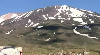 Ağrılı dağcılar Süphan Dağı'na tırmandı