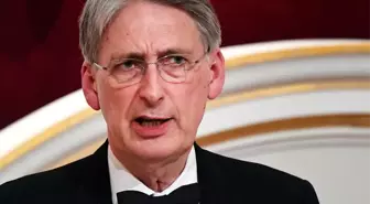 İngiltere Maliye Bakanı Hammond istifa etti