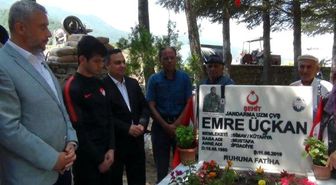 Madalyasını mezarını ziyaret ettiği şehit kuzenine hediye etti