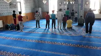 Namaz kılmasını öğrenen öğrenciler ödüllendiriliyor