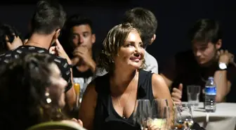 Sahnede çocuklar gibi eğlendi