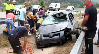 Amasya'da otomobil bariyerlere çarptı: 2 yaralı