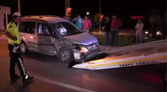 Konya'da işçilerin taşındığı minibüs ile hafif ticari araç çarpıştı 8 yaralı