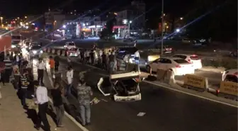 Şanlıurfa'da bariyerlere çarpan otomobildeki 4 kişi yaralandı