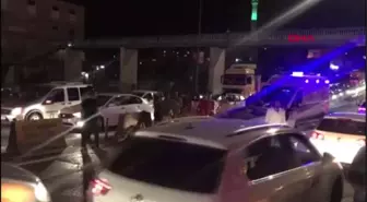 Şanlıurfa'da bariyerlere çarpan otomobildeki 4 kişi yaralandı