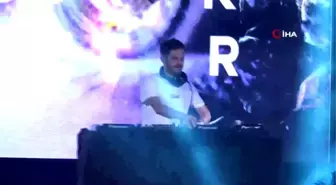 Ünlü Dj Burak Yeter: 'Biz 2 saat eğlendiririz, kendini Dj sananlar 10 dakika eğlendirir'