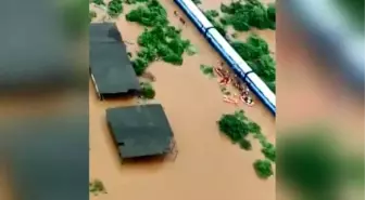 Hindistan'da 700 kişinin mahsur kaldığı tren havadan görüntülendi