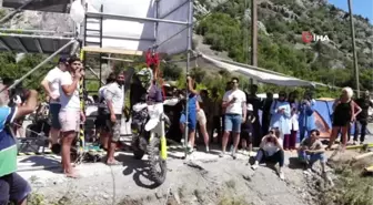 Motosikletle zipline yaptı