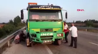 Hurdaya dönen otomobilden ufak sıyrıklarla kurtuldular