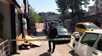 Kaldırımda yürüyen kadının üstüne cam düştü