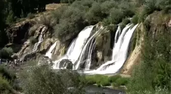 Serinlemek isteyenler Muradiye Şelalesi'ni tercih ediyor