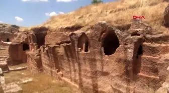 MARDİN'DE HALKA AÇIK SERGİLENEN 1500 YILLIK TOPLU MEZARLIK