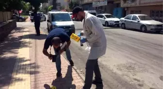 İş yeri önünde otururken otomobilden açılan ateşle yaralandı