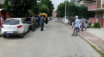Önüne çıkan araca çarpmamak için direksiyonu kırınca park halindeki iki otomobile çarptı