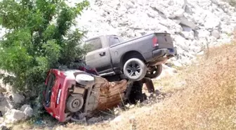 Otomobil ile kamyonet çarpıştı; karı- koca öldü, 3 kişi yaralı