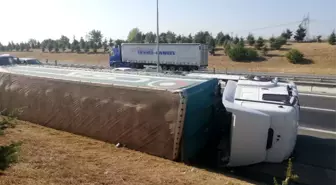 Selimpaşa TEM'de tır devrildi, yoğun trafik oluştu