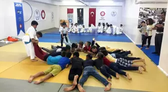 Kur'an kursu öğrencilerine judo sporu tanıtılıyor