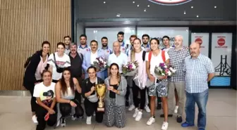 Avrupa İkincisi olan İAÜ Voleybol Kadın Takımı İstanbul'a geldi