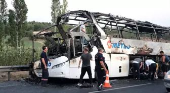 Seyir halindeki yolcu otobüsü yandı